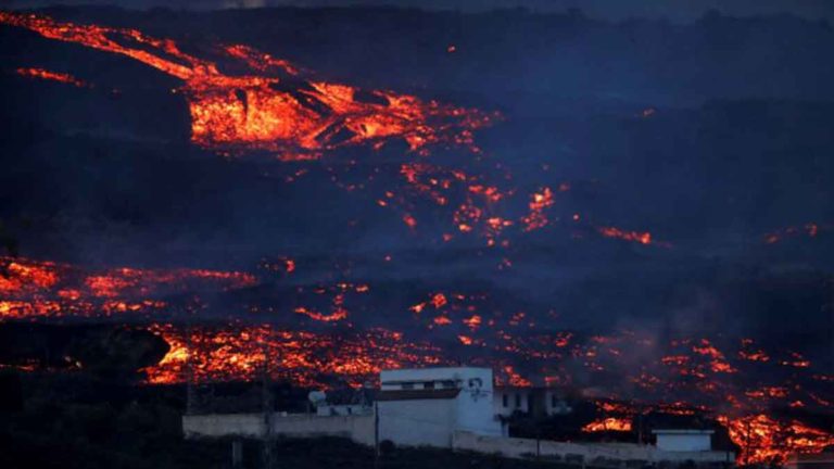 Setelah Erupsi Selama Sebulan, Gunung Berapi La Palma di Spanyol Masih Meletus
