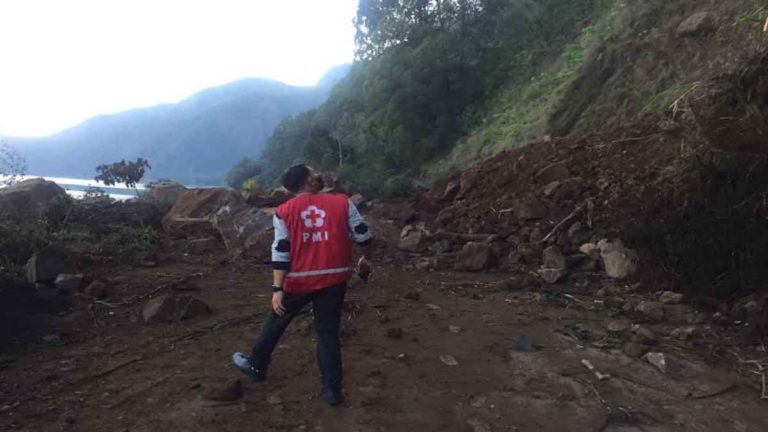 Selain Korban Jiwa, Gempa di Bali Menyebabkan Longsoran dan Reruntuhan Batu