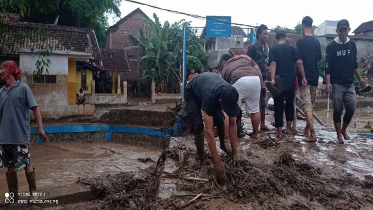 Banjir Menerjang Garut Menyebabkan Ada Rumah Warga Hanyut dan 20 KK Mengungsi