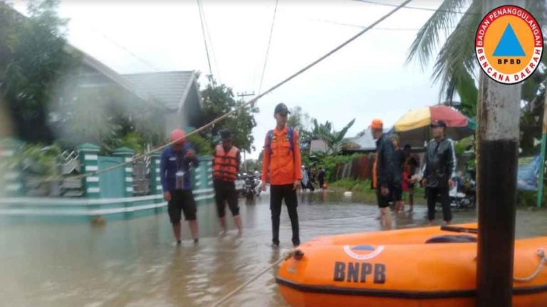 Banjir Merendam Empat Kecamatan di Kabupaten Hulu Sungai Tengah, Kalimantan Selatan