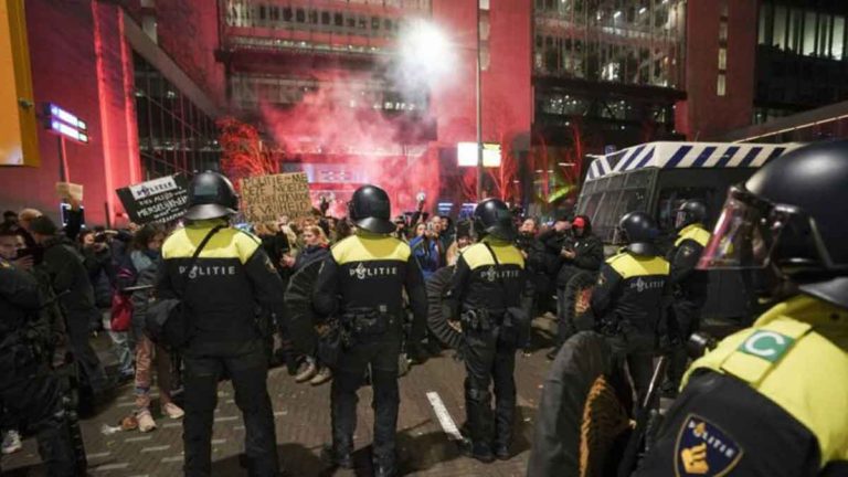 Belanda Lockdown, Demonstran Meledak Hingga Bentrok dengan Aparat