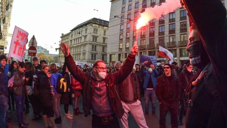 Konflik Kekerasan yang Dipicu Protes Terhadap Blokade Epidemi Babak Baru Terjadi di Banyak Negara Eropa