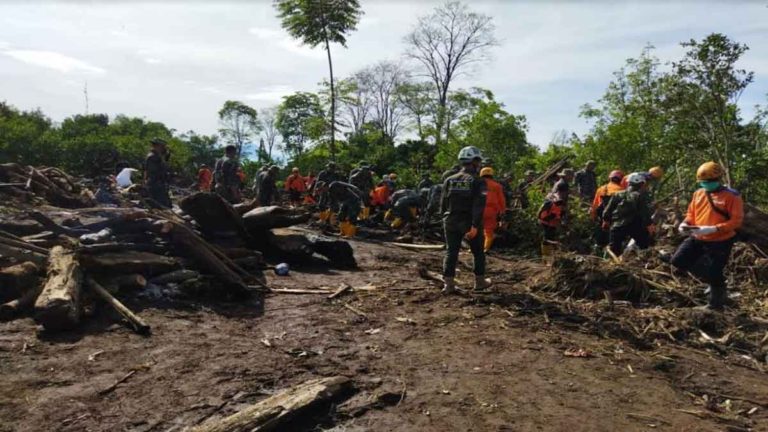 Banjir Bandang Kota Batu, Jawa Timur, 7 Orang Tewas, Puluhan Rumah Rusak dan Terendam Lumpur Serta Seratusan Ternak Hanyut