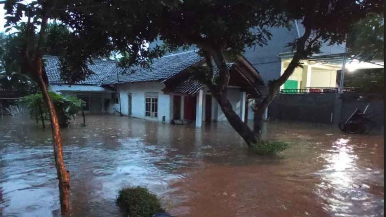 Banjir Melanda Jember, Jawa Timur,  Ratusan Warga di Empat Kecamatan Mengungsi