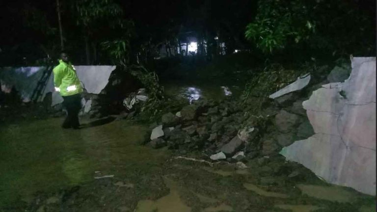 Banjir Sempat Melanda Kota Semarang Setelah Diguyur Hujan Lebat dan Tanggul Jebol