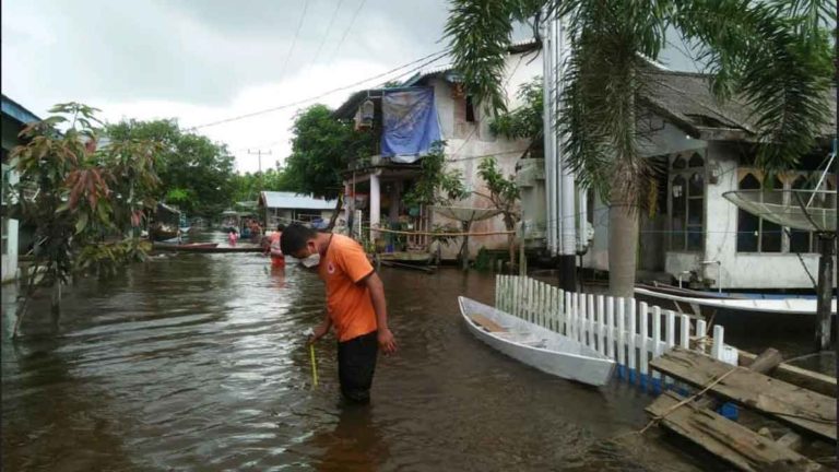 Dilanda Banjir Sejak Akhir Oktober, Tinggi Air di Kabupaten Ketapang, Kalimantan Barat Masih Belum Surut