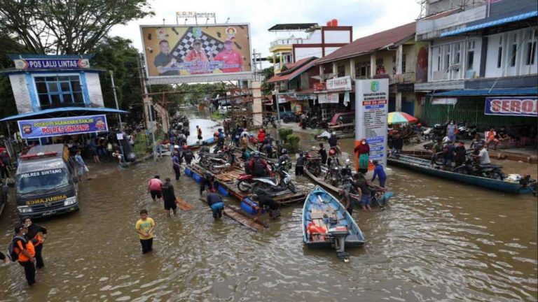 Tiga Pekan Dikepung Banjir, Puluhan Ribu Rumah Terendam dan 140.468 Jiwa di Kabupaten Sintang, Kalimantan Barat Terdampak