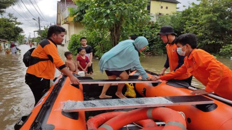 Banjir Melanda Kota Palembang Hingga Tanah Longsor Menerpa Lahat