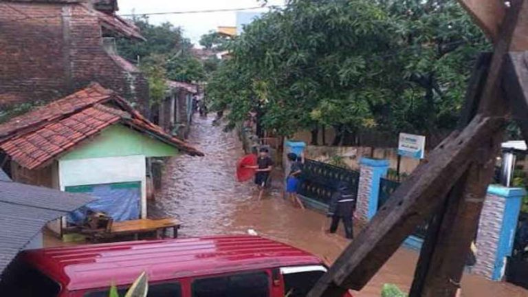 Tiga Sungai Meluap Menyebabkan 2.987 Jiwa di Kabupaten Bandung Terdampak Banjir Hingga Longsor Terjadi di Garut