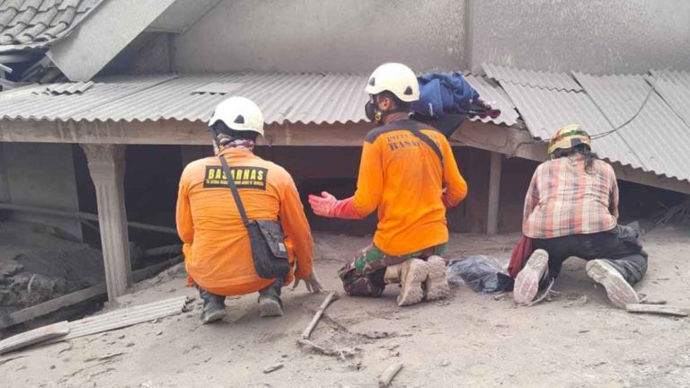 41 Warga Terluka Akibat Erupsi Semeru, Merobohkan Sejumlah Rumah Warga dan Jembatan Terputus