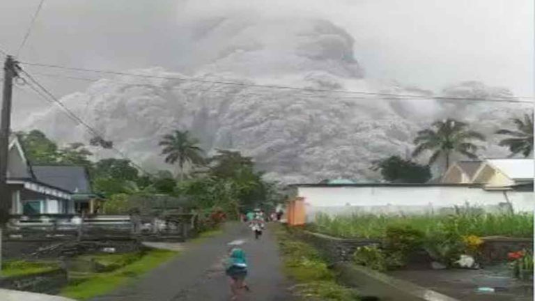 Sejarah Letusan Gunung Semeru yang Terekam Sejak 1818