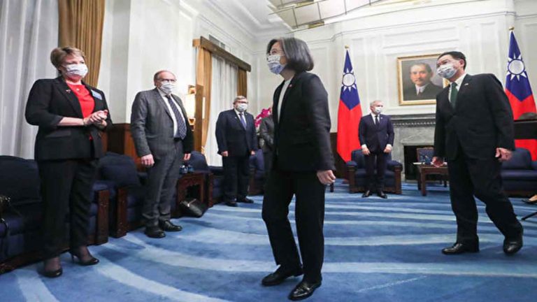 Abaikan Peringatan Beijing, Delegasi Parlemen Prancis Tiba di Taiwan