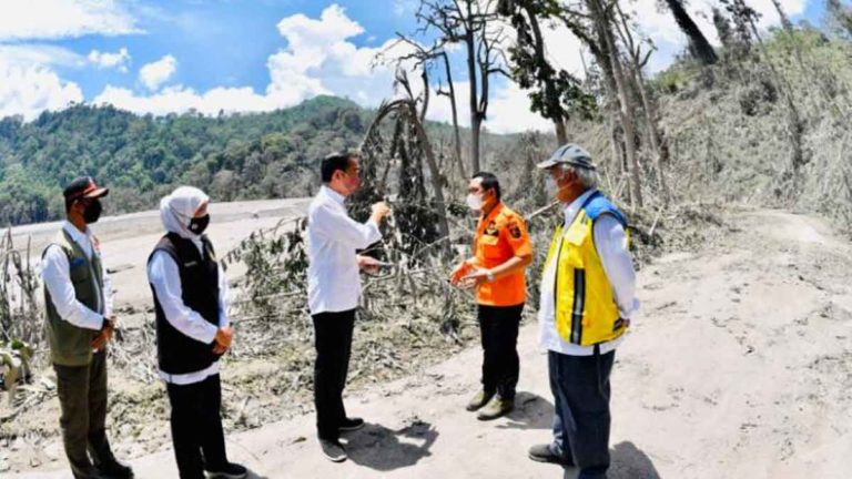 Kunjungi Lokasi Terdampak Erupsi Semeru, Jokowi Pastikan Penanganan Bencana Berlangsung dengan Baik