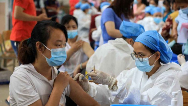 Keampuhan Hingga Keamanan Vaksin Domestik Dipertanyakan di Tengah Merebaknya Wabah di Daratan Tiongkok