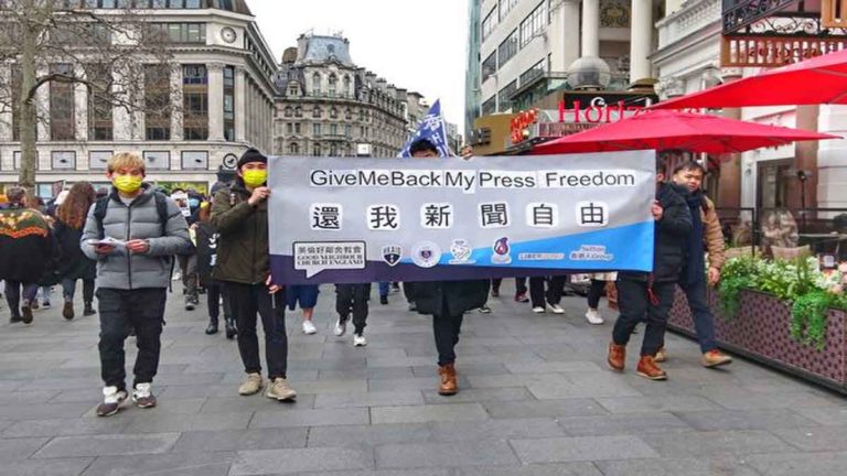 Lebih dari 1.000 Warga Hong Kong Berkumpul di Inggris, Serukan Kembalikan Kebebasan Pers di Hong Kong