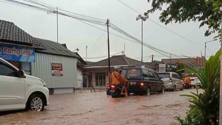 Banjir Akibat Hujan Deras di Jember Memakan Korban Jiwa