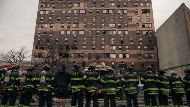 19 Orang Tewas dan 32  Kritis Akibat Kebakaran Apartemen di New York