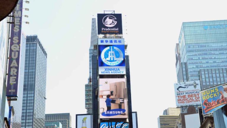 Media Pemerintah Tiongkok Menggunakan Layar Times Square New York untuk Memainkan Propaganda Xinjiang