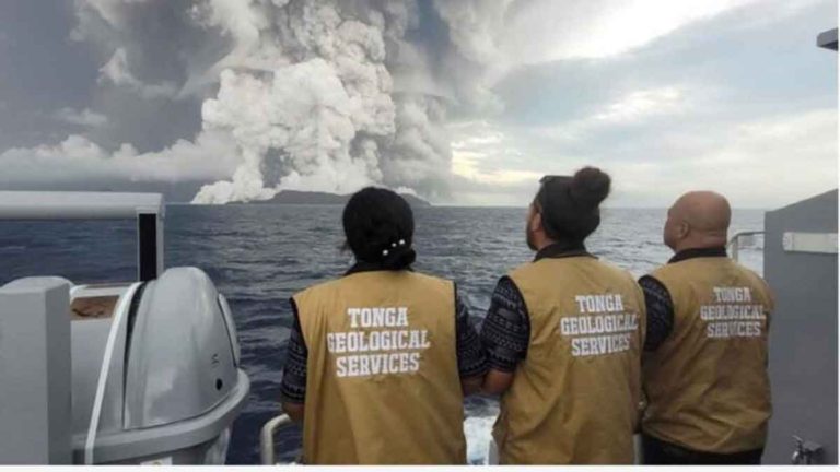 Ternyata Gunung Berapi Bawah Laut di Tonga Meletus 500 Kali Lebih Kuat dari Bom Atom Hiroshima, Pesawat Bantuan Kemanusiaan Berdatangan
