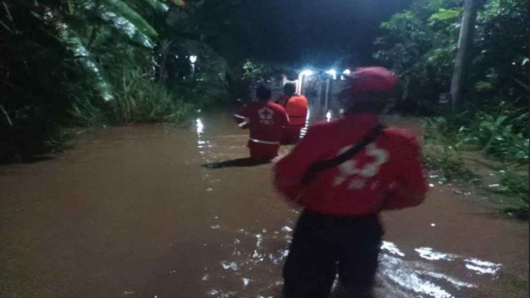 Hampir Seribu Warga Cirebon di Tiga Desa Masih Tergenang Banjir
