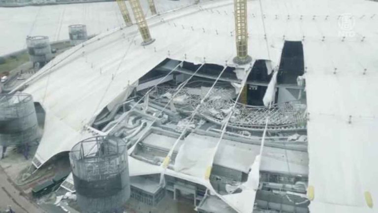 Badai Langka Menerjang Eropa Menewaskan Warga Hingga Menyebabkan Atap Millennium Dome yang Terkenal di London Rusak