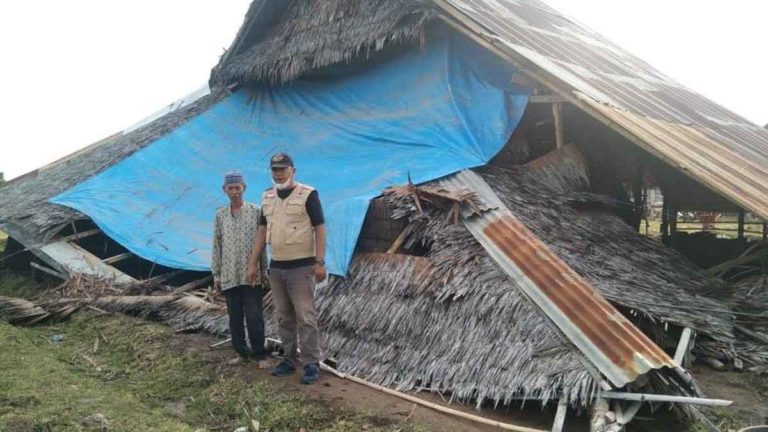 Angin Kencang yang Menyertai Hujan Lebat Rusakkan Puluhan Rumah Warga di Bantaeng