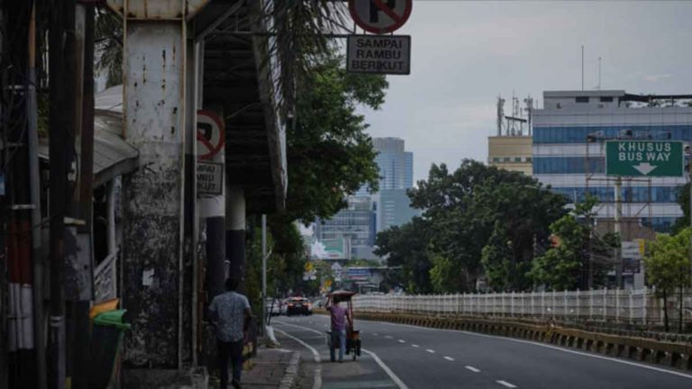 Terapkan Jam Malam Akibat COVID-19 Terus Melonjak, Polisi Tutup Sejumlah Ruas Jalan di Jakarta