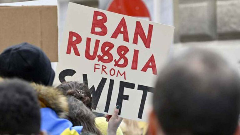 Amerika Serikat dan Uni Eropa Sepakat Mengeluarkan Rusia dari SWIFT