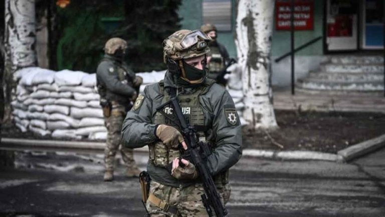 Tembakan Separatis Ukraina Timur Menyebabkan 2 Orang Tentara Tewas dan 4 Terluka, Anggota Parlemen dan Wartawan Mencari Perlindungan