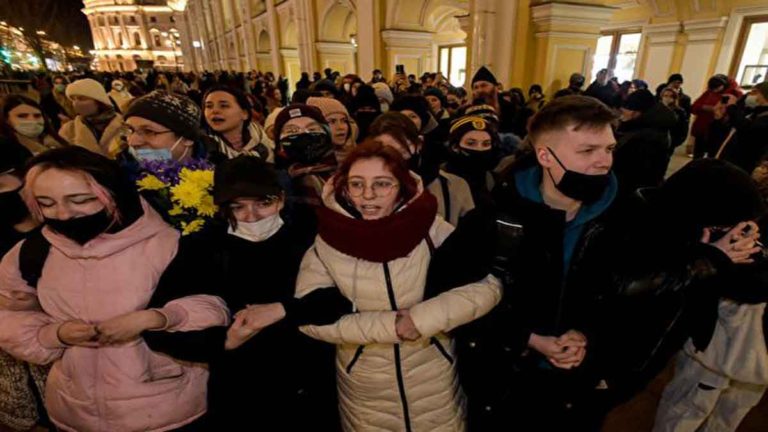 3.500 Lebih Warga Rusia di Sejumlah Kota Ditangkap Polisi Saat Berunjuk Rasa Anti-Perang