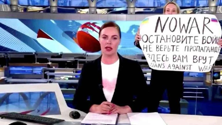 Editor TV Rusia Membentangkan Poster Bertuliskan Anti-Perang Ukraina di Studio Saat Siaran Langsung