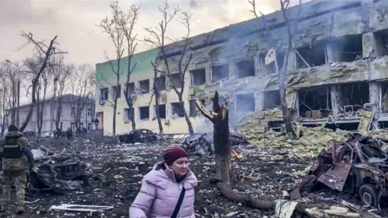 Pasukan Rusia Mengebom Rumah Sakit Bersalin Ukraina Menyebabkan Wanita dan Anak-Anak Terkubur di Bawah Reruntuhan