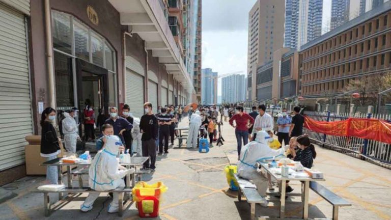 Penghuni Gedung-gedung Terisolasi Shenzhen Putus Asa, Membunyikan Mulai Mangkok Stainles Hingga Berteriak di Larut Malam