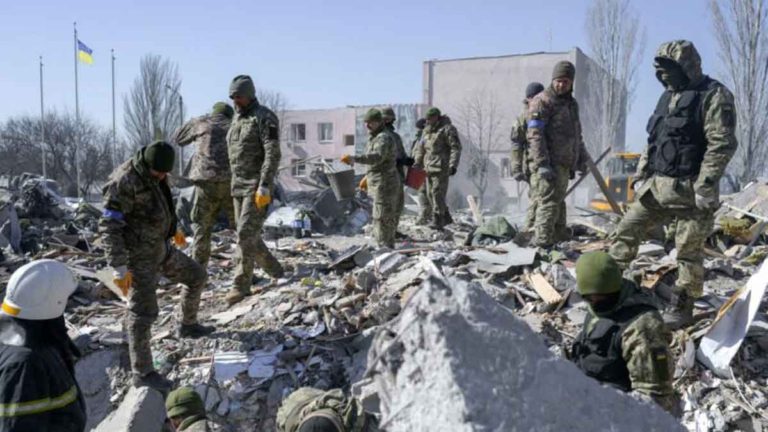 Sekitar 50 Mayat Ditarik dari Kamp Militer Akibat Serangan Udara Rusia di Kota Pembuatan Kapal Ukraina Selatan