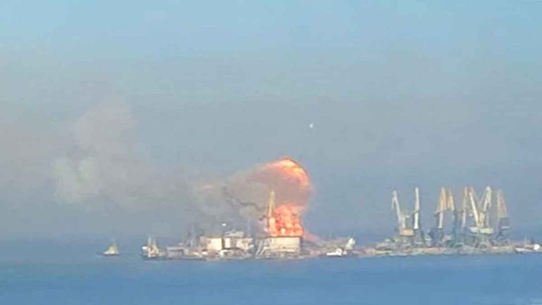 Kapal Pendarat Rusia Kelas Epic di Pelabuhan Berdyansk Berhasil Diledakkan Pasukan Ukraina