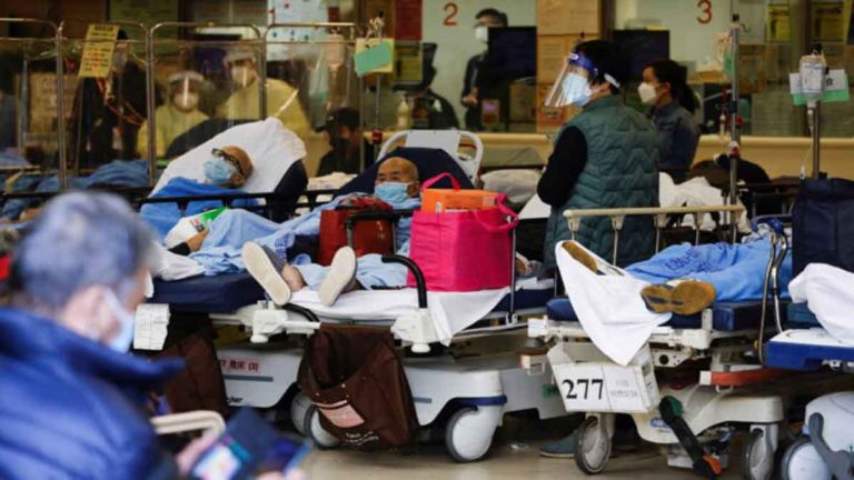 Universitas Hong Kong Memperkirakan 3,58 Juta Orang Terinfeksi, Pasar Saham Turun 10% Hingga Omicron Siluman Merebak