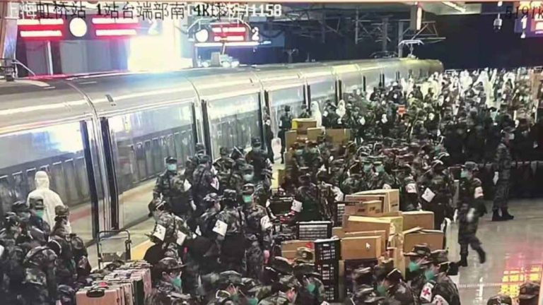 Sejumlah Besar Tentara yang Ditempatkan di Stasiun dan Bandara Shanghai Mengenakan Seragam Militer