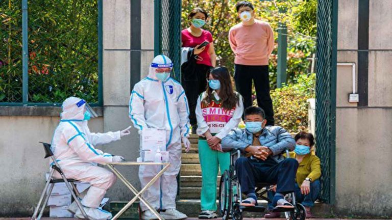 Warga Panik Menimbun Makanan Setelah Jumlah Paparan Epidemi di Pudong Shanghai Kembali Meningkat