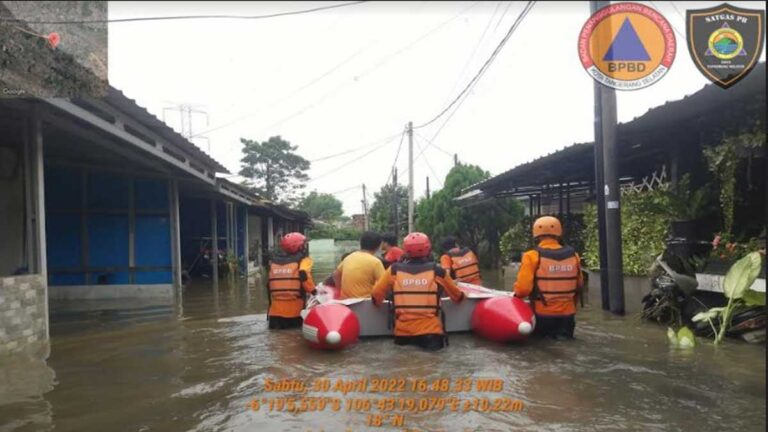 Banjir di Tangsel Berangsur-angsur Surut, Bantuan Logistik Bagi Warga Terdampak Disalurkan