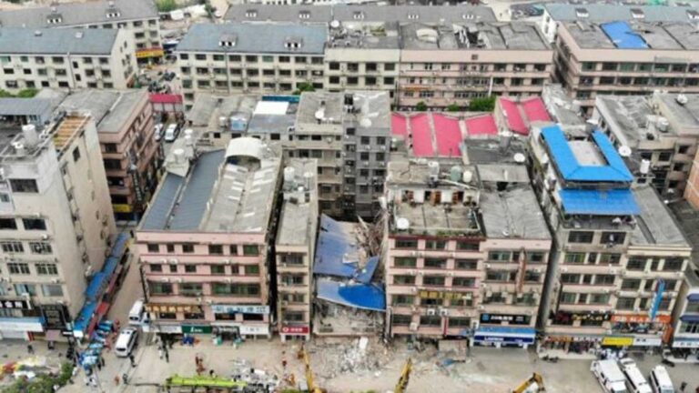 Lebih dari 60 Orang Terkubur dalam Bangunan 6 Lantai di Changsha, Tiongkok yang Tiba-Tiba Runtuh
