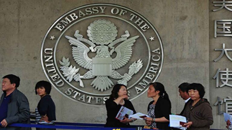 Senator AS Mengusulkan Larangan Bagi Anggota PKT Mendapatkan Visa Turis ke AS