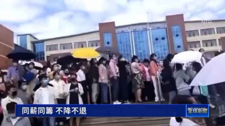 Para Guru Yantai, Shandong, Tiongkok Ditindas Polisi Karena Berunjuk Rasa Menentang Pemotongan Gaji