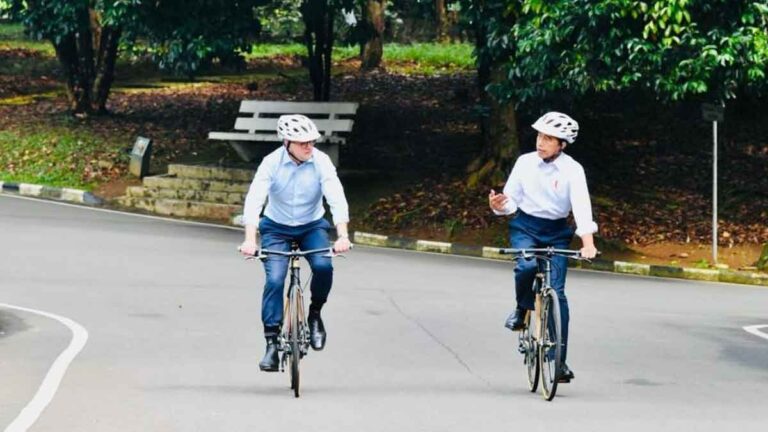 Jokowi Bersepeda Bareng dengan PM Australia di Kebun Raya Bogor