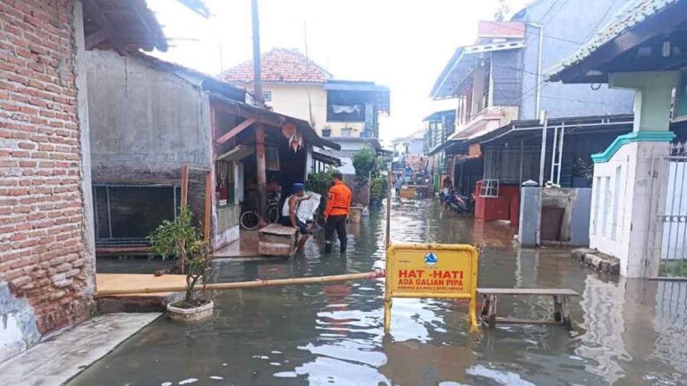 Meski Banjir Rob Berangsur-angsur Surut, Warga Cirebon Tetap Waspada