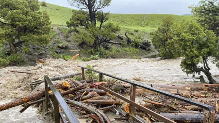 Diterjang Banjir, Taman Nasional Yellowstone Ditutup Hingga Ribuan Orang Dievakuasi