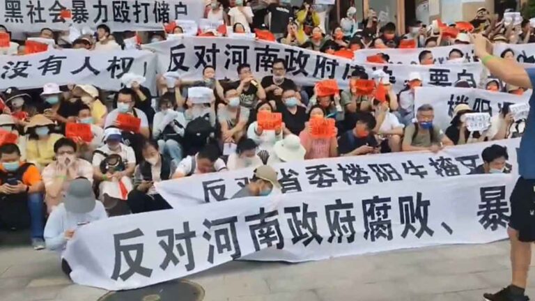 Protes Sekitar 3.000 Deposan Bank di Tiongkok Menuntut Li Keqiang Mengusut Kasus Perbankan di Henan