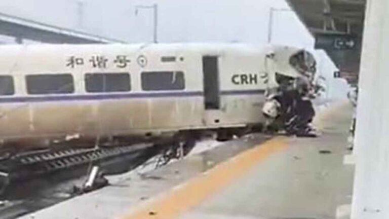 Akibat Jembatan di Liaoning, Tiongkok Roboh Diterjang Banjir, Kereta Api Barang Tergelincir Keluar Rel Hingga Sebagian Gerbongnya Jatuh