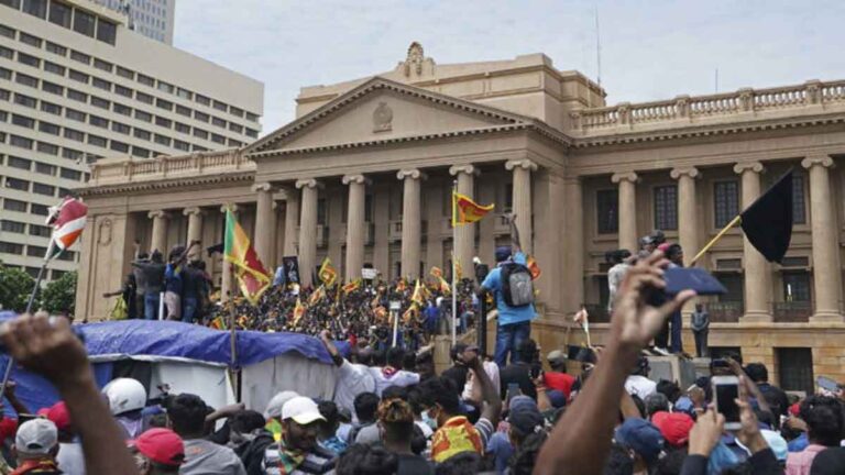 Polisi Kewalahan, Ribuan Pengunjuk Rasa Sri Lanka Kuasai Istana Presiden