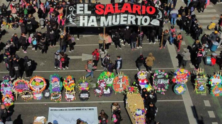 Kekhawatiran Inflasi 90%, Pekerja Argentina Menggelar Upacara ‘Pemakaman’ untuk Meratapi Upah