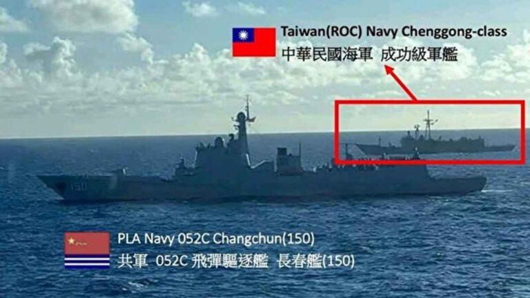 Foto Konfrontasi Kapal Perang Tiongkok  dan Taiwan Mengungkapkan Kapal Saling Berhadapan